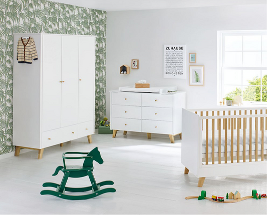 Babykamer Pan wit: ledikant, brede commode en grote kledingkast