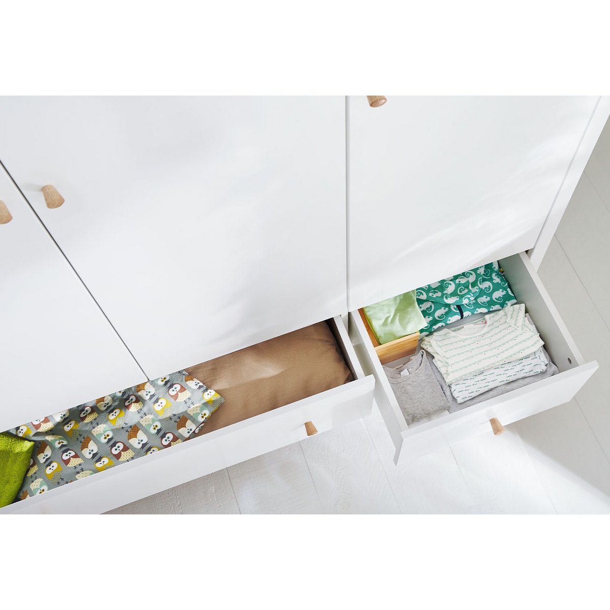 Babykamer Pan wit: ledikant, brede commode en grote kledingkast - FamilyStuff