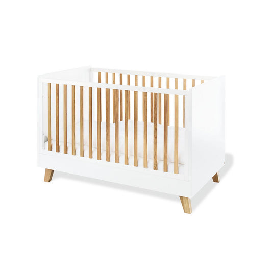 Babykamer Pan wit: ledikant, brede commode en wandplank - FamilyStuff