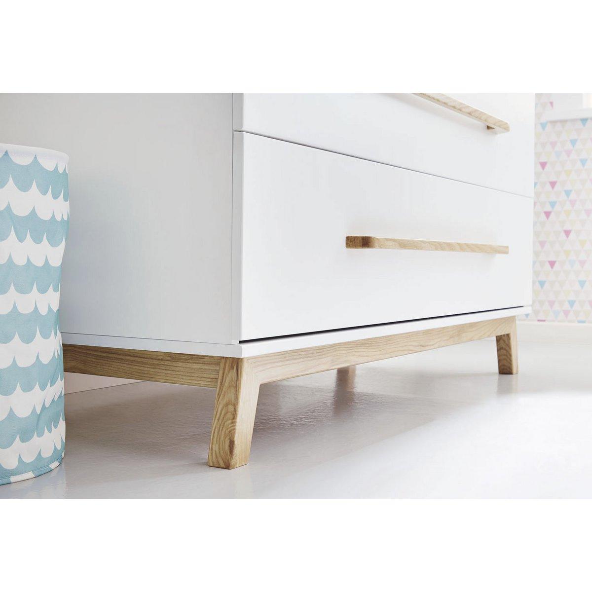Babykamer Riva: ledikant, commode, 2 - deurs kledingkast - FamilyStuff