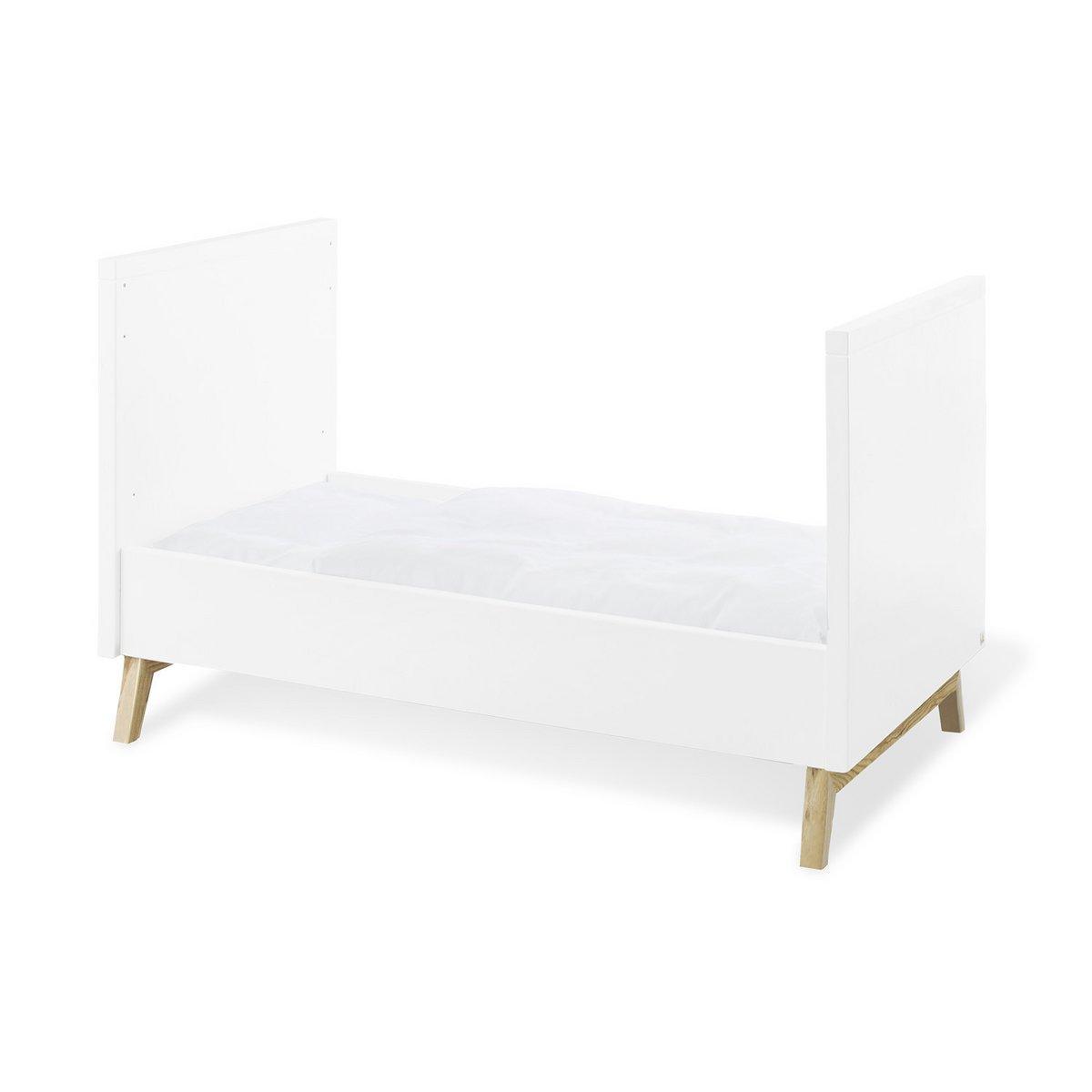 Babykamer Riva: ledikant, commode, 2 - deurs kledingkast - FamilyStuff