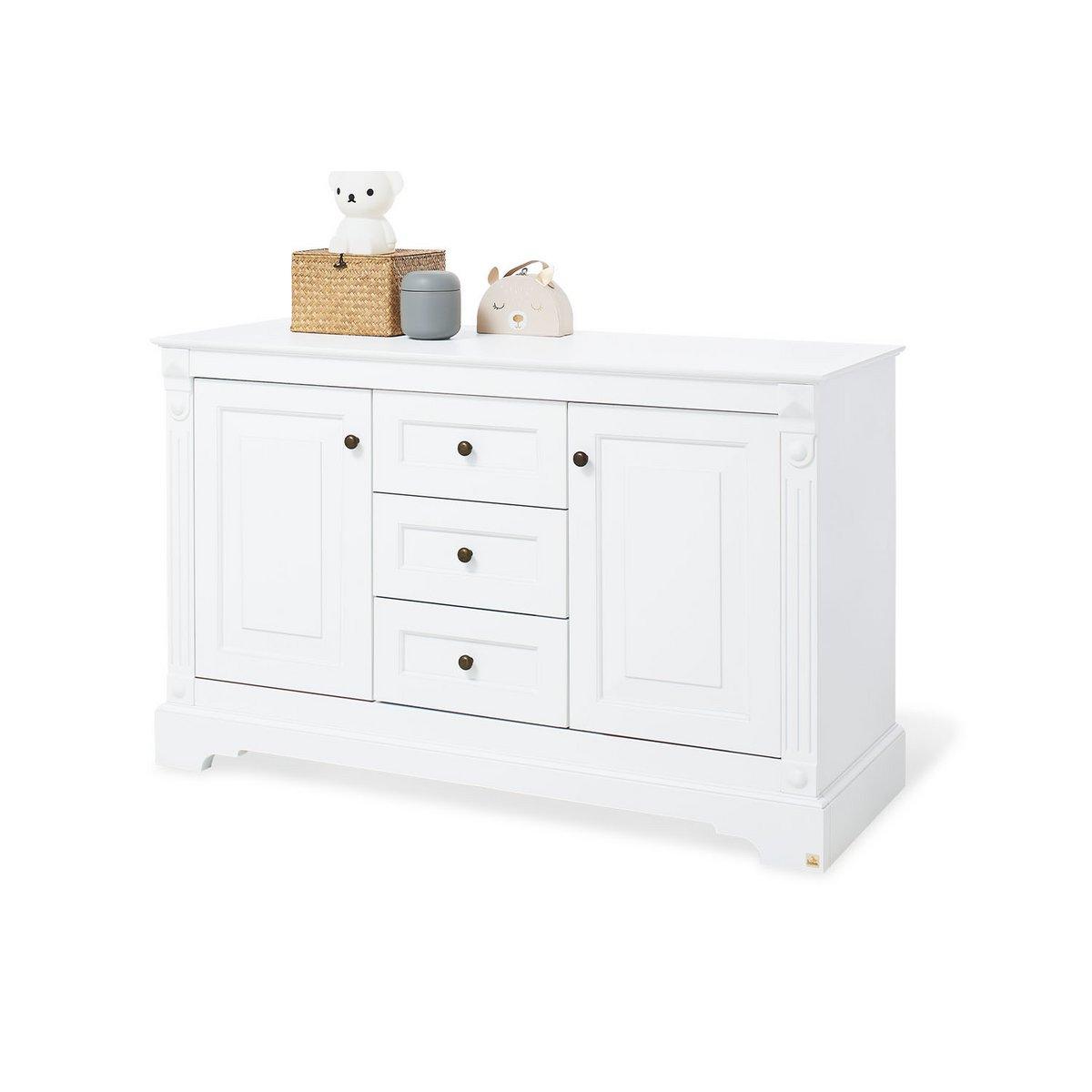 Babykamerset Emilia: ledikant, brede commode, 2 - deurs kledingkast en wandplank - FamilyStuff