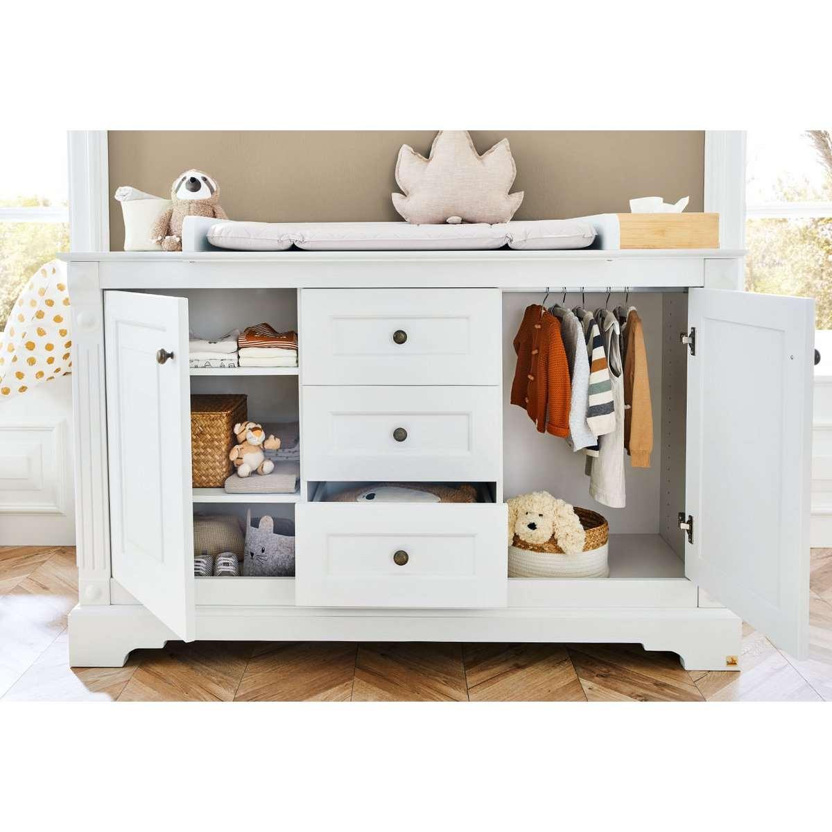 Babykamerset Emilia: ledikant, brede commode, 2 - deurs kledingkast en wandplank - FamilyStuff