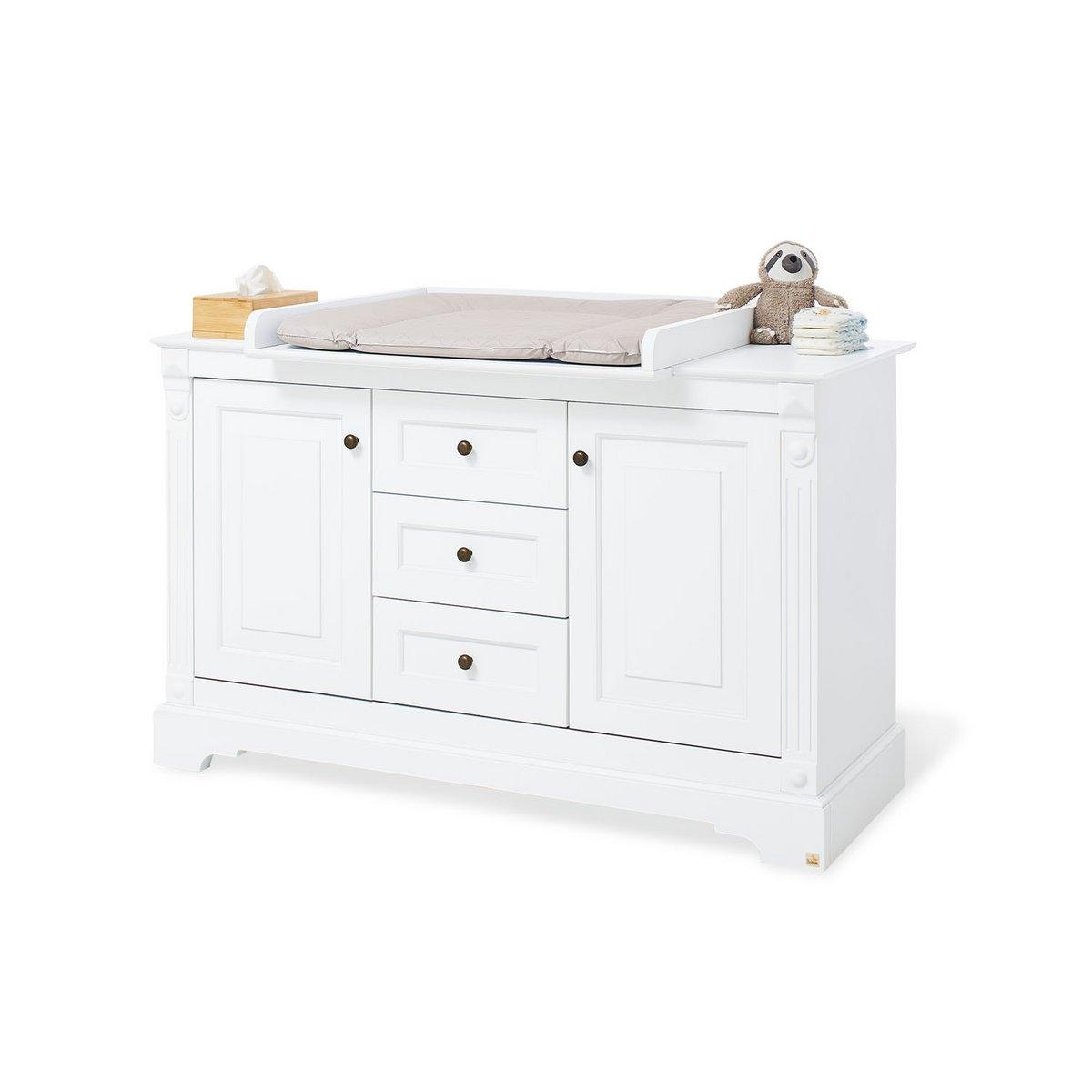 Babykamerset Emilia: ledikant, brede commode, 2 - deurs kledingkast en wandplank - FamilyStuff