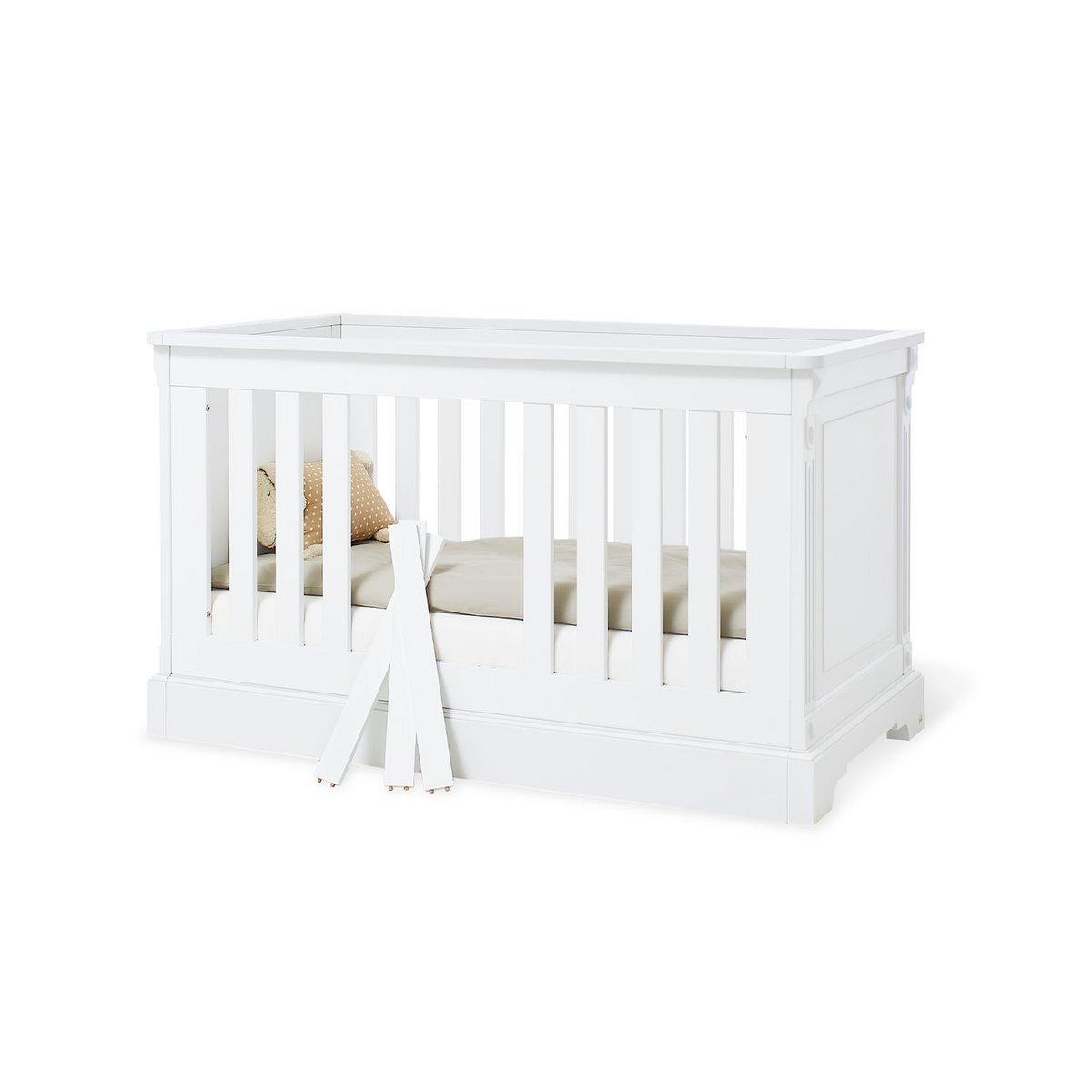Babykamerset Emilia: ledikant, brede commode, 2 - deurs kledingkast en wandplank - FamilyStuff