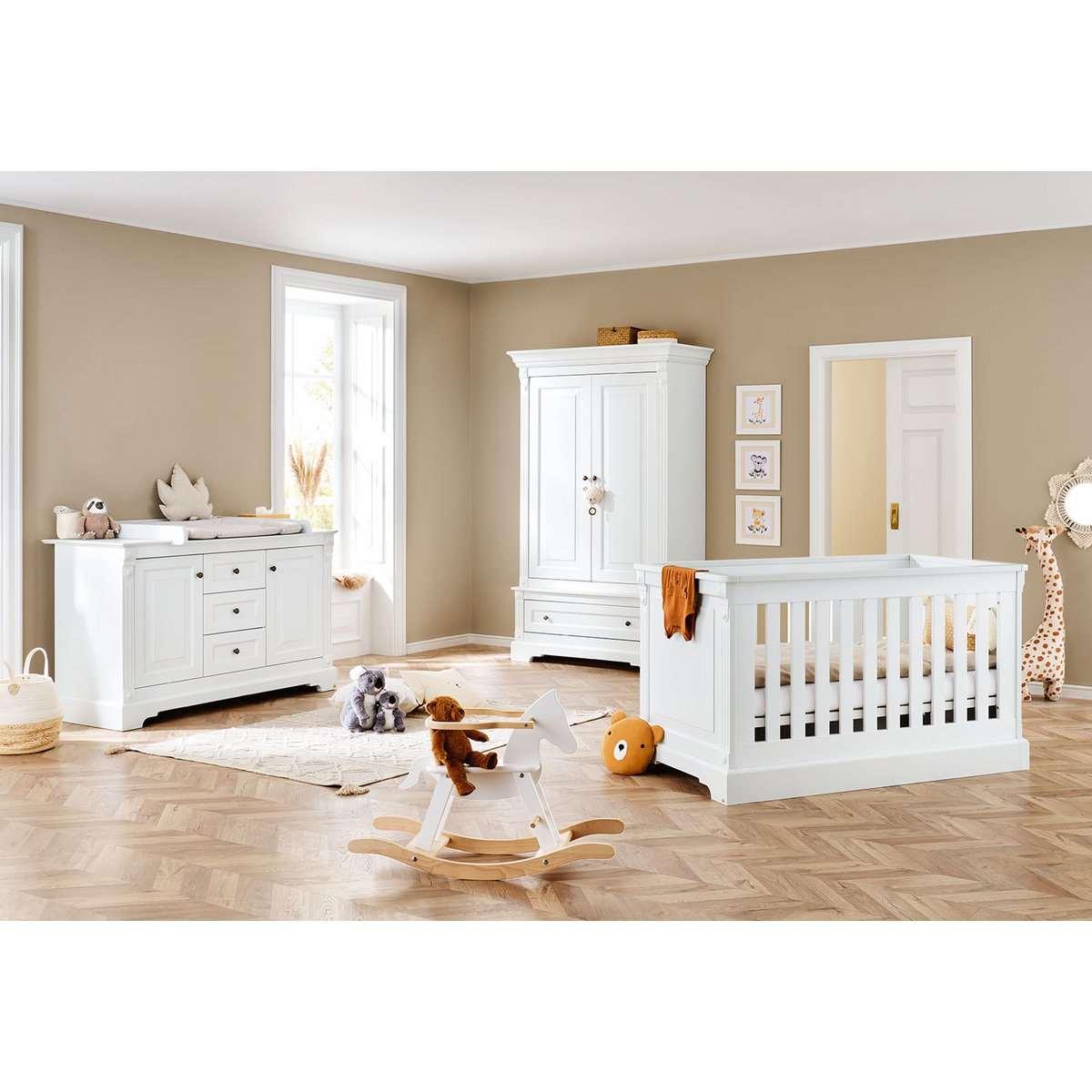 Babykamerset Emilia: ledikant, brede commode en 2 - deurs kledingkast - FamilyStuff