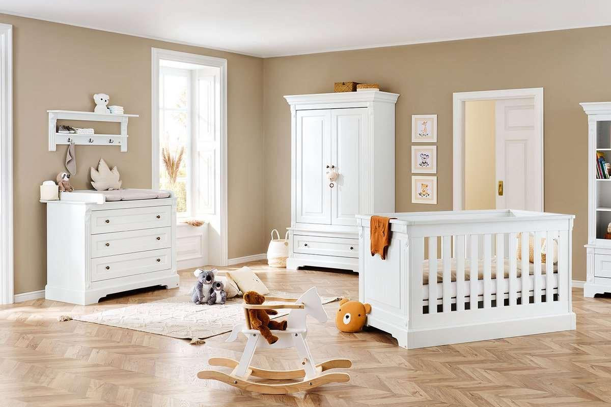 Babykamerset Emilia: ledikant, commode, 2 - deurskledingkast en wandplank - FamilyStuff