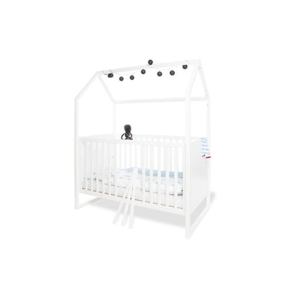 Babykamer combinatie Hilda & Riva: ledikant, commode, 3 - deurs kledingkast en wandplank - FamilyStuff