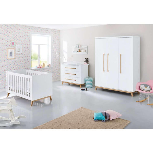 Babykamer Riva: ledikant, commode, 3-deurs kledingkast & wandplank - FamilyStuff