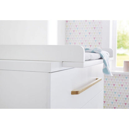 Babykamer Riva: ledikant, commode, 2-deur kledingkast & wandplank - FamilyStuff