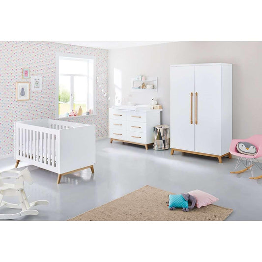 Babykamer Riva: ledikant, brede commode, 2 - deurs kledingkast & wandplank - FamilyStuff