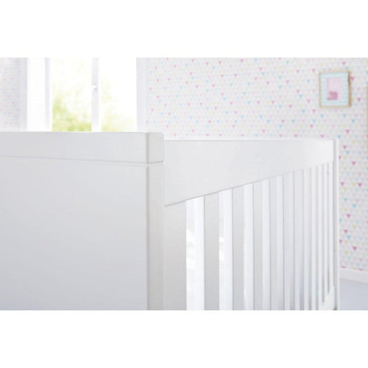 Babykamer Riva: ledikant, brede commode en 3 - deurs kledingkast - FamilyStuff
