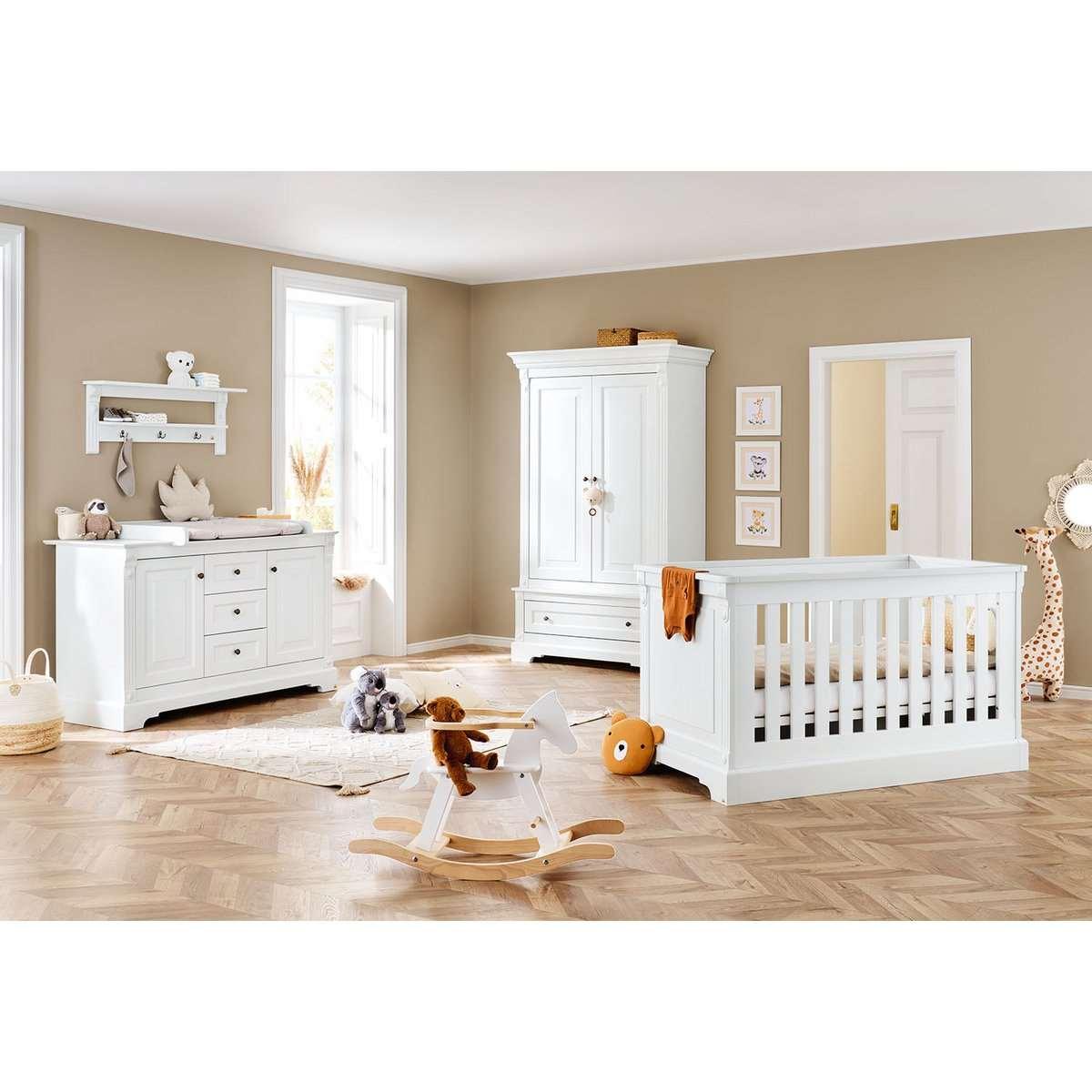 Babykamerset Emilia: ledikant, brede commode, 2 - deurs kledingkast en wandplank - FamilyStuff