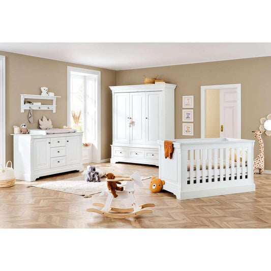 Babykamerset Emilia: ledikant, brede commode en 3 - deurs Kledingkast - FamilyStuff