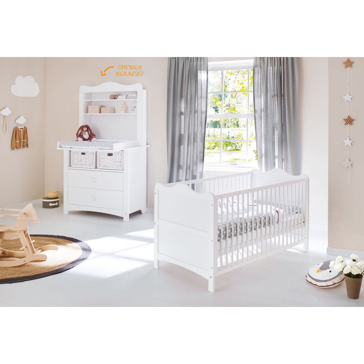 Babykamer Florentina wit: ledikant en brede commode met plankeenheid